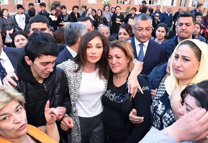 Mehriban xanımın insanlarla  səmimi görüşü 